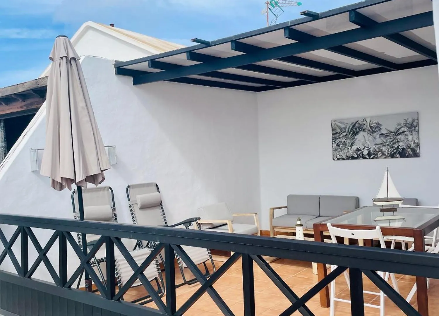 Apartamento Con Amplia Terraza En La Playa contacts